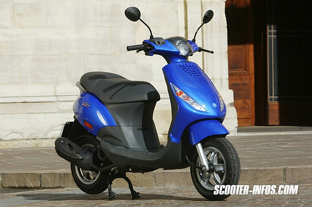 Piaggio Zip 100 mang lại cho người phụ nữ sự tự tin thoải mái nhờ thiết kế nhỏ nhắn, trọng lượng xe chỉ khoảng 98 kg, mang lại cảm giác nhẹ nhàng khi vận hành cũng như xoay chuyển. Chiều cao yên xe ở mức 750 mm đủ làm hài lòng cho những người có chiều cao trung bình, thấp. Động cơ 100cc có công suất tối đa 5,7 sức ngựa đảm bảo sự mạnh mẽ khi vận hành. Piaggio Zip 100 mang lại cho người phụ nữ sự tự tin thoải mái nhờ thiết kế nhỏ nhắn, trọng lượng xe chỉ khoảng 98 kg, mang lại cảm giác nhẹ nhàng khi vận hành cũng như xoay chuyển. Chiều cao yên xe ở mức 750 mm đủ làm hài lòng cho những người có chiều cao trung bình, thấp. Động cơ 100cc có công suất tối đa 5,7 sức ngựa đảm bảo sự mạnh mẽ khi vận hành.