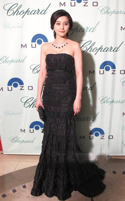 Phạm Băng Băng - tín đồ cuồng nhiệt của Elie Saab, khi sang trọng với chiếc váy đen quây ngực, xếp nếp tại LHP Ghana 2010
