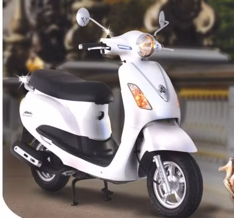 Có kiểu dáng đầm chắc nhưng SYM Attila vẫn thể hiện chất “nữ tính” thông qua thiết kế mang phong thái thanh thoát và mềm mại. Chiều dài cơ sở lớn cho phép chở 2 người một cách thoải mái. Sàn để chân rộng, SYM Attila phù hợp cho những phụ nữ có gia đình và con nhỏ. Có kiểu dáng đầm chắc nhưng SYM Attila vẫn thể hiện chất “nữ tính” thông qua thiết kế mang phong thái thanh thoát và mềm mại. Chiều dài cơ sở lớn cho phép chở 2 người một cách thoải mái. Sàn để chân rộng, SYM Attila phù hợp cho những phụ nữ có gia đình và con nhỏ.