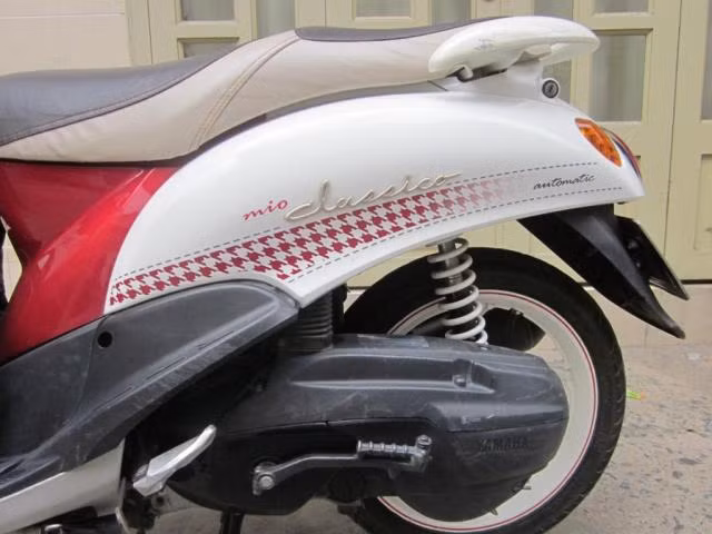 Tuy nhiên, sự nhỏ nhắn và gọn gàng luôn là “kẻ thù” với những phụ nữ có gia đình và con nhỏ. Ngoài ra, bình chứa nhiên liệu của Yamaha Mio khá nhỏ với sức chứa chỉ 4,1 lít. Điều này khiến chị em phải “mở ví” nhiều lần để tiếp nhiên liệu. Ngăn chứa đồ phía dưới yên xe Yamaha Mio chỉ có thể chứa được những vật dụng nhỏ không đáng kể. Tuy nhiên, sự nhỏ nhắn và gọn gàng luôn là “kẻ thù” với những phụ nữ có gia đình và con nhỏ. Ngoài ra, bình chứa nhiên liệu của Yamaha Mio khá nhỏ với sức chứa chỉ 4,1 lít. Điều này khiến chị em phải “mở ví” nhiều lần để tiếp nhiên liệu. Ngăn chứa đồ phía dưới yên xe Yamaha Mio chỉ có thể chứa được những vật dụng nhỏ không đáng kể.