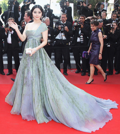 Tại lễ bế mạc LHP Cannes 2011, cô chọn mặc chiếc đầm lệch vai Elie Saab màu xanh ngọc bích vô cùng lộng lẫy