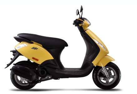 Sự “bất cập” có thể xảy đến với người phụ nữ khi sử dụng chính là sự nhỏ nhắn đến “khiêm tốn” của Piaggio Zip100. Thế nhưng với mức giá khoảng 29.900.000 đồng, kiểu dáng trẻ trung và có “gốc gác” do Piaggio sản xuất, Piaggio Zip 100 vẫn thừa sức làm “mê hoặc” những phụ nữ trẻ và chưa lập gia đình. Sự “bất cập” có thể xảy đến với người phụ nữ khi sử dụng chính là sự nhỏ nhắn đến “khiêm tốn” của Piaggio Zip100. Thế nhưng với mức giá khoảng 29.900.000 đồng, kiểu dáng trẻ trung và có “gốc gác” do Piaggio sản xuất, Piaggio Zip 100 vẫn thừa sức làm “mê hoặc” những phụ nữ trẻ và chưa lập gia đình.