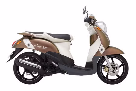 Ngoài ra, Yamaha Mio Classico còn có chiều cao yên xe khá thấp, ở mức 745mm. Động cơ 4 thì, xy lanh đơn, 113,7cc có sức mạnh đảm bảo “cắt đuôi” bất kể đối tượng xấu nào có ý định xâm hại chị em. Giá thành cũng là một trong những thế mạnh của Yamaha Mio, với mức 21.500.000 đồng, Yamaha Mio được coi là một trong những chiếc xe tay ga rẻ nhất thời điểm hiện tại. Ngoài ra, Yamaha Mio Classico còn có chiều cao yên xe khá thấp, ở mức 745mm. Động cơ 4 thì, xy lanh đơn, 113,7cc có sức mạnh đảm bảo “cắt đuôi” bất kể đối tượng xấu nào có ý định xâm hại chị em. Giá thành cũng là một trong những thế mạnh của Yamaha Mio, với mức 21.500.000 đồng, Yamaha Mio được coi là một trong những chiếc xe tay ga rẻ nhất thời điểm hiện tại.