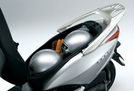 LEAD được phái nữ lựa chọn nhiều nhất do thiết kế thời trang và đặc biệt dòng xe này nổi tiếng với chiếc cốp rất rộng, rất tiện dụng với chị em khi sử dụng. LEAD được phái nữ lựa chọn nhiều nhất do thiết kế thời trang và đặc biệt dòng xe này nổi tiếng với chiếc cốp rất rộng, rất tiện dụng với chị em khi sử dụng.