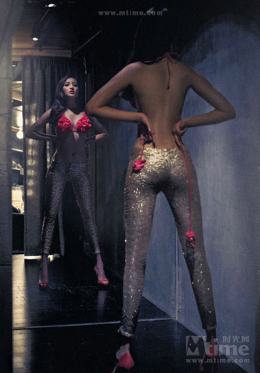 Can Lộ Lộ, người gây rất nhiều "thị phi" trong showbiz Hoa ngữ thời gian gần đây bằng việc liên tục... khoe thân nóng bỏng, sở hữu số đo 3 vòng là 84-67-83cm.