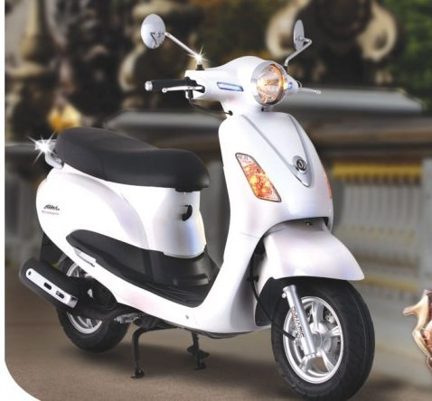 Có kiểu dáng đầm chắc nhưng SYM Attila vẫn thể hiện chất “nữ tính” thông qua thiết kế mang phong thái thanh thoát và mềm mại. Chiều dài cơ sở lớn cho phép chở 2 người một cách thoải mái. Sàn để chân rộng, SYM Attila phù hợp cho những phụ nữ có gia đình và con nhỏ. Có kiểu dáng đầm chắc nhưng SYM Attila vẫn thể hiện chất “nữ tính” thông qua thiết kế mang phong thái thanh thoát và mềm mại. Chiều dài cơ sở lớn cho phép chở 2 người một cách thoải mái. Sàn để chân rộng, SYM Attila phù hợp cho những phụ nữ có gia đình và con nhỏ.