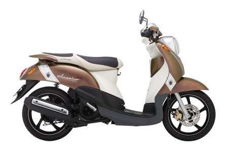 Ngoài ra, Yamaha Mio Classico còn có chiều cao yên xe khá thấp, ở mức 745mm. Động cơ 4 thì, xy lanh đơn, 113,7cc có sức mạnh đảm bảo “cắt đuôi” bất kể đối tượng xấu nào có ý định xâm hại chị em. Giá thành cũng là một trong những thế mạnh của Yamaha Mio, với mức 21.500.000 đồng, Yamaha Mio được coi là một trong những chiếc xe tay ga rẻ nhất thời điểm hiện tại. Ngoài ra, Yamaha Mio Classico còn có chiều cao yên xe khá thấp, ở mức 745mm. Động cơ 4 thì, xy lanh đơn, 113,7cc có sức mạnh đảm bảo “cắt đuôi” bất kể đối tượng xấu nào có ý định xâm hại chị em. Giá thành cũng là một trong những thế mạnh của Yamaha Mio, với mức 21.500.000 đồng, Yamaha Mio được coi là một trong những chiếc xe tay ga rẻ nhất thời điểm hiện tại.
