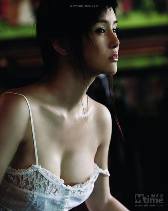 Dương Hân thì gần như đạt chuẩn siêu mẫu với số đo 3 vòng 90-63-90.