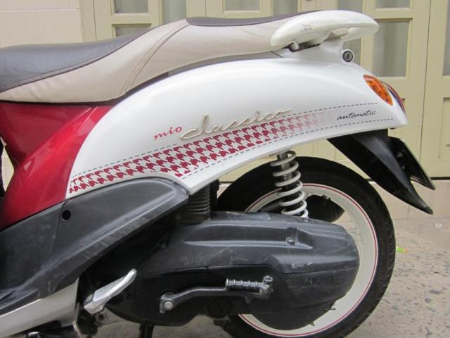 Tuy nhiên, sự nhỏ nhắn và gọn gàng luôn là “kẻ thù” với những phụ nữ có gia đình và con nhỏ. Ngoài ra, bình chứa nhiên liệu của Yamaha Mio khá nhỏ với sức chứa chỉ 4,1 lít. Điều này khiến chị em phải “mở ví” nhiều lần để tiếp nhiên liệu. Ngăn chứa đồ phía dưới yên xe Yamaha Mio chỉ có thể chứa được những vật dụng nhỏ không đáng kể. Tuy nhiên, sự nhỏ nhắn và gọn gàng luôn là “kẻ thù” với những phụ nữ có gia đình và con nhỏ. Ngoài ra, bình chứa nhiên liệu của Yamaha Mio khá nhỏ với sức chứa chỉ 4,1 lít. Điều này khiến chị em phải “mở ví” nhiều lần để tiếp nhiên liệu. Ngăn chứa đồ phía dưới yên xe Yamaha Mio chỉ có thể chứa được những vật dụng nhỏ không đáng kể.