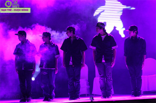 Bốn đội thi đấu với các màn biểu diễn All Style Battle hết sức cuồng nhiệt trên sân khấu. Trận đấu bán kết đầu tiên là trận tranh tài nảy lửa của Big Brother và CAP crew. Qua màn biểu diễn kỹ thuật hết sức đẹp mắt và sự phối hợp ăn ý đến hoàn hảo của các cá nhân trong đội, Big brother giành chiến thắng trước màn biểu diễn được đánh giá cao về tính đồng đội, song chưa thực sự đạt đến trình độ kĩ thuật của CAP. Bốn đội thi đấu với các màn biểu diễn All Style Battle hết sức cuồng nhiệt trên sân khấu. Trận đấu bán kết đầu tiên là trận tranh tài nảy lửa của Big Brother và CAP crew. Qua màn biểu diễn kỹ thuật hết sức đẹp mắt và sự phối hợp ăn ý đến hoàn hảo của các cá nhân trong đội, Big brother giành chiến thắng trước màn biểu diễn được đánh giá cao về tính đồng đội, song chưa thực sự đạt đến trình độ kĩ thuật của CAP.