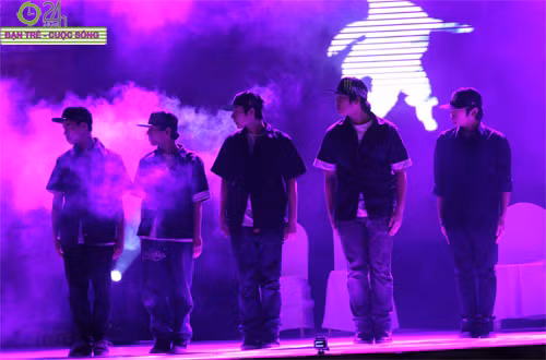 Bốn đội thi đấu với các màn biểu diễn All Style Battle hết sức cuồng nhiệt trên sân khấu. Trận đấu bán kết đầu tiên là trận tranh tài nảy lửa của Big Brother và CAP crew. Qua màn biểu diễn kỹ thuật hết sức đẹp mắt và sự phối hợp ăn ý đến hoàn hảo của các cá nhân trong đội, Big brother giành chiến thắng trước màn biểu diễn được đánh giá cao về tính đồng đội, song chưa thực sự đạt đến trình độ kĩ thuật của CAP.