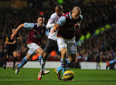 5. Man Utd chống phản công kém: Cả 2 bàn thắng của Aston Villa đều trực tiếp tới từ những pha phản công và đều tích tụ trong đó những sai lầm của cả cá nhân lẫn sai lầm chung. Ở bàn thứ nhất, Chris Smalling bị Benteke qua mặt ở bên cánh phải của Man Utd (vị trí của Rafael), trong khi Carrick và Scholes không kịp về để khóa Weimann, người có góc sút khá rộng. Ở bàn thứ hai, Rio Ferdinand lẫn Smalling không đề phòng Weimann băng vào. Như vậy là có ít nhất 5 người mắc lỗi trong cả 2 bàn thua trên từ các pha phản công. 5. Man Utd chống phản công kém: Cả 2 bàn thắng của Aston Villa đều trực tiếp tới từ những pha phản công và đều tích tụ trong đó những sai lầm của cả cá nhân lẫn sai lầm chung. Ở bàn thứ nhất, Chris Smalling bị Benteke qua mặt ở bên cánh phải của Man Utd (vị trí của Rafael), trong khi Carrick và Scholes không kịp về để khóa Weimann, người có góc sút khá rộng. Ở bàn thứ hai, Rio Ferdinand lẫn Smalling không đề phòng Weimann băng vào. Như vậy là có ít nhất 5 người mắc lỗi trong cả 2 bàn thua trên từ các pha phản công.