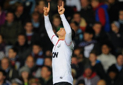1. Chicharito có nên đá chính? Không: Một lần nữa Javier Hernandez chứng minh anh là một chân sút không cần thời gian để làm quen với trận đấu, không cần thời gian để tạo cảm giác ghi bàn cho cá nhân. Cả 3 bàn thắng của Man Utd đều nhờ có Javier Hernandez (kể cả bàn đá phản lưới nhà của Ron Vlaar). Tuy nhiên liệu chừng đó đã đủ để cho anh đá chính từ đầu? Không, nếu Chicharito liên tục sút tung lưới đối thủ sau khi ra sân từ ghế dự bị, Sir Alex hãy tiếp tục để anh như vậy, nhưng đừng tung anh vào quá muộn. 1. Chicharito có nên đá chính? Không: Một lần nữa Javier Hernandez chứng minh anh là một chân sút không cần thời gian để làm quen với trận đấu, không cần thời gian để tạo cảm giác ghi bàn cho cá nhân. Cả 3 bàn thắng của Man Utd đều nhờ có Javier Hernandez (kể cả bàn đá phản lưới nhà của Ron Vlaar). Tuy nhiên liệu chừng đó đã đủ để cho anh đá chính từ đầu? Không, nếu Chicharito liên tục sút tung lưới đối thủ sau khi ra sân từ ghế dự bị, Sir Alex hãy tiếp tục để anh như vậy, nhưng đừng tung anh vào quá muộn.