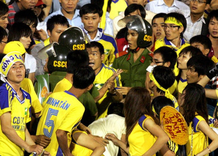 Trên đây chỉ là một vài lý do chủ yếu, mà trong đó ta sẽ thấy lý do nào cũng đều có vẻ chính đáng cả (kể cả thua cược). Những người không hài lòng với đội nhà chắc chắn sẽ có sự bất bình, và việc họ chỉ trích là một hành động nhằm hạ bớt sự bất bình đó. Đó cũng là vấn đề văn hóa của bóng đá, chỉ có điều nó mang nghĩa tiêu cực khi người nhà đi nói xấu người nhà. Trên đây chỉ là một vài lý do chủ yếu, mà trong đó ta sẽ thấy lý do nào cũng đều có vẻ chính đáng cả (kể cả thua cược). Những người không hài lòng với đội nhà chắc chắn sẽ có sự bất bình, và việc họ chỉ trích là một hành động nhằm hạ bớt sự bất bình đó. Đó cũng là vấn đề văn hóa của bóng đá, chỉ có điều nó mang nghĩa tiêu cực khi người nhà đi nói xấu người nhà.