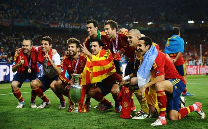 Có một quan niệm rằng người Tây Ban Nha đã khai sinh ra lối chơi “Tiki-taka”, một thuật ngữ đang được dùng rất phổ biến hiện nay trong giới báo chí thể thao lẫn những người hâm mộ bóng đá. Barcelona và ĐTQG Tây Ban Nha đúng là đội bóng thành công nhất trong việc sử dụng chiến thuật này, nhưng điều đó không có nghĩa là họ tạo ra nó. Thậm chí họ chỉ là kẻ đi sau, bởi nó đã được nghĩ ra từ rất lâu.