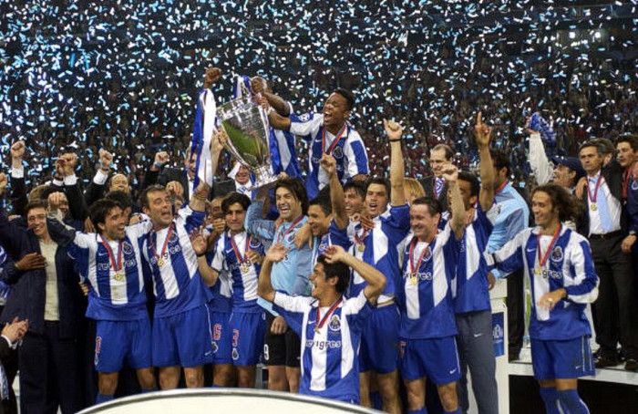 1. FC Porto 2004: Đã gần 10 năm kể từ khi FC Porto của Jose Mourinho lập chiến tích vô địch Champions League. Tuy nhiên, Porto đã rất may mắn ở tứ kết khi phải đụng độ Manchester United tại Old Trafford. Dẫn trước 2-1 sau lượt đi ở sân nhà, Porto đứng trước nguy cơ bị loại khi Paul Scholes ghi bàn và giúp Man Utd vượt lên nhờ luật bàn thắng sân khách. Đúng vào phút cuối trận, Costinha cứu Porto với bàn thắng như vàng và nhờ đó Porto đi tiếp trước khi vô địch.