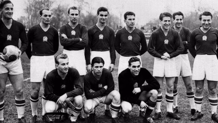 Cách đây vài ngày, tôi đã viết một bài viết để giải thích cho độc giả nguồn gốc hình thành nên lối chơi nổi tiếng “tiki-taka”. Johan Cruyff đã mang những yếu tố cơ bản của lối chơi này tới Barcelona, và Cruyff đã học nó từ HLV huyền thoại Rinus Michels, người phát minh ra “Bóng đá Tổng lực”. Nhưng Rinus Michels thậm chí chưa phải là người đầu tiên nghĩ ra khái niệm “cầu thủ nào cũng có thể thay thế nhau”. Khái niệm này xuất hiện lần đầu tiên với đội tuyển Hungary của thập niên 1950. Cách đây vài ngày, tôi đã viết một bài viết để giải thích cho độc giả nguồn gốc hình thành nên lối chơi nổi tiếng “tiki-taka”. Johan Cruyff đã mang những yếu tố cơ bản của lối chơi này tới Barcelona, và Cruyff đã học nó từ HLV huyền thoại Rinus Michels, người phát minh ra “Bóng đá Tổng lực”. Nhưng Rinus Michels thậm chí chưa phải là người đầu tiên nghĩ ra khái niệm “cầu thủ nào cũng có thể thay thế nhau”. Khái niệm này xuất hiện lần đầu tiên với đội tuyển Hungary của thập niên 1950.