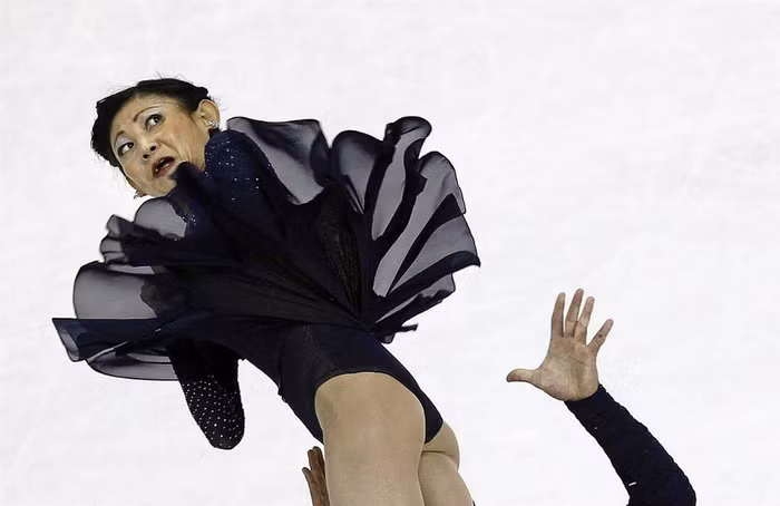 Yuko Kavaguti và Alexander Smirnov (Nga) thi đấu ở giải trượt băng nghệ thuật Cup of China tại Thượng Hải.