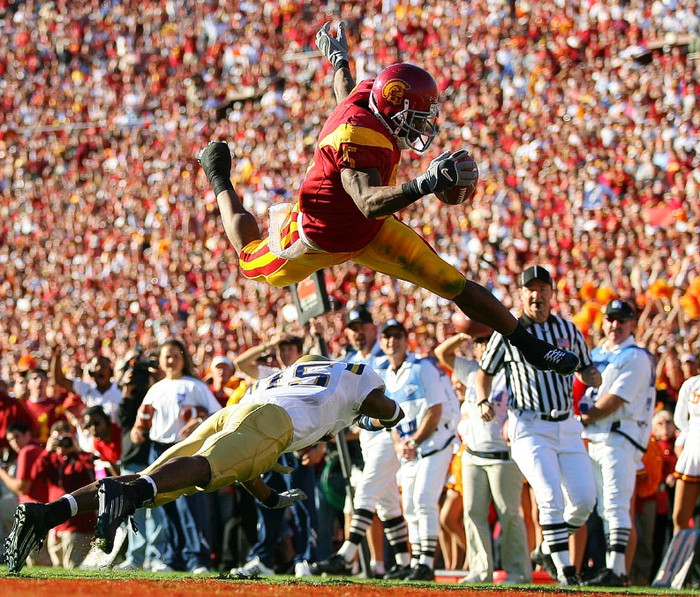 69. Reggie Bush: Ngày 3/12/2005, trường Đại học Nam California đối đầu trường Đại học Los Angeles trong trận chung kết NCAA môn bóng bầu dục, trận đấu được quảng cáo như “Cuộc đối đầu California”. Reggie Bush ghi một cú touchdown kinh điển khi đón bóng trước khi chạy qua 2 cầu thủ đối phương và trước vạch đích, anh nhảy rất cao để tránh pha hút người truy cản của đối phương. Tuy nhiên, chức vô địch này đã bị tước sau khi Reggie Bush bị phát hiện đã nhận quà của người đại diện, tức tự làm mất đi trạng thái cầu thủ nghiệp dư của mình. 69. Reggie Bush: Ngày 3/12/2005, trường Đại học Nam California đối đầu trường Đại học Los Angeles trong trận chung kết NCAA môn bóng bầu dục, trận đấu được quảng cáo như “Cuộc đối đầu California”. Reggie Bush ghi một cú touchdown kinh điển khi đón bóng trước khi chạy qua 2 cầu thủ đối phương và trước vạch đích, anh nhảy rất cao để tránh pha hút người truy cản của đối phương. Tuy nhiên, chức vô địch này đã bị tước sau khi Reggie Bush bị phát hiện đã nhận quà của người đại diện, tức tự làm mất đi trạng thái cầu thủ nghiệp dư của mình.