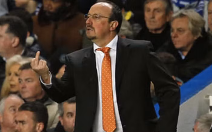 Bức ảnh này được chụp trong trận hòa 0-0 nhợt nhạt của Chelsea trước Fulham đêm thứ Tư vừa qua. Đây là trận thứ 6 liên tiếp mà Chelsea không thắng ở Premier League, một kỷ lục mới. Nếu đây là hành động thể hiện sự tức giận thì Benitez đúng là có lý để làm hành động này.