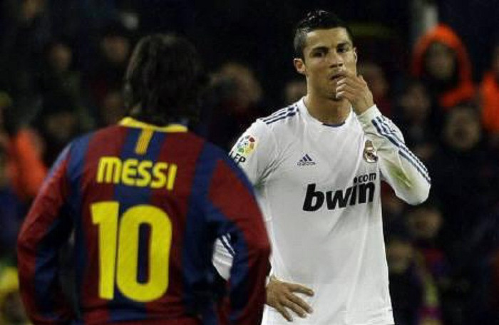 3) Vì thua trước kẻ thù: Cristiano Ronaldo cách đây 12 tháng đã có mặt trong một trận El Clasico giữa Real Madrid và Barcelona tại Bernabeu. Ronaldo phung phí rất nhiều cơ hội khiến đội nhà thua 1-2, và vì đây là El Clasico, nên CR7 lập tức bị CĐV chửi bới khi bước vào đường hầm. 3) Vì thua trước kẻ thù: Cristiano Ronaldo cách đây 12 tháng đã có mặt trong một trận El Clasico giữa Real Madrid và Barcelona tại Bernabeu. Ronaldo phung phí rất nhiều cơ hội khiến đội nhà thua 1-2, và vì đây là El Clasico, nên CR7 lập tức bị CĐV chửi bới khi bước vào đường hầm.