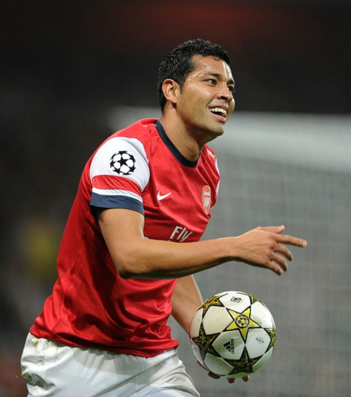 1. Andre Santos: Kieran Gibbs chấn thương buộc Arsene Wenger phải dùng Santos để thế chỗ, và hậu vệ trái này đã trở thành mục tiêu để đổ lỗi cho mọi lần Arsenal mất điểm. 5 trận ở Premier League thì anh đã bị đối phương qua người tới 11 lần (2.2 lần/trận) và bị cướp bóng trực tiếp 7 lần (0.7 lần/trận). Santos trực tiếp mắc sai lầm trong những bàn thua của Arsenal ở trận gặp Man Utd. Trong lần cuối cùng Kieran Gibbs thi đấu tới nay, Arsenal thắng thuyết phục 3-1. Ở trận tiếp theo Santos đá chính? Arsenal thua Norwich 0-1.