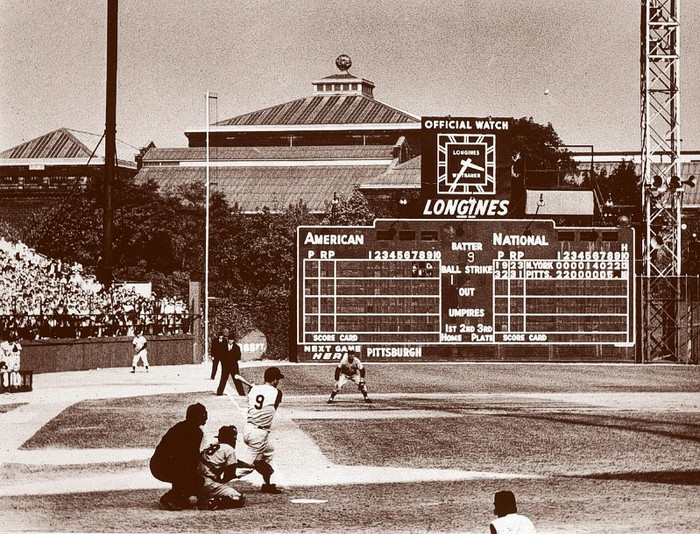 63. Bill Mazeroski: Pittsburgh Pirates của Bill Mazeroski đụng độ ông lớn New York Yankees tại World Series 1960. Loạt trận bước vào Game 7 quyết định và tỷ số cân bằng 9-9 ở hiệp 9 của trận đấu với chỉ một lượt đánh còn lại cho Pirates trong khi trên sân họ không còn cầu thủ nào đứng base. Mazeroski thực hiện một cú home-run đầy kịch tính khi đánh trúng cú ném của tay ném Ralph Terry và bóng đi vọt sang bên trái sân trước khi rơi xuống khán đài. Pirates chiến thắng sát nút 10-9 và đoạt chức vô địch thứ 3 trong lịch sử. 63. Bill Mazeroski: Pittsburgh Pirates của Bill Mazeroski đụng độ ông lớn New York Yankees tại World Series 1960. Loạt trận bước vào Game 7 quyết định và tỷ số cân bằng 9-9 ở hiệp 9 của trận đấu với chỉ một lượt đánh còn lại cho Pirates trong khi trên sân họ không còn cầu thủ nào đứng base. Mazeroski thực hiện một cú home-run đầy kịch tính khi đánh trúng cú ném của tay ném Ralph Terry và bóng đi vọt sang bên trái sân trước khi rơi xuống khán đài. Pirates chiến thắng sát nút 10-9 và đoạt chức vô địch thứ 3 trong lịch sử.