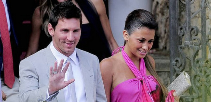Tin vui đã đến với Lionel Messi. Cô bạn gái của anh, cô Antonella Roccuzzo đã hạ sinh một cậu con trai kháu khỉnh có tên là Thiago vào ngày hôm qua. Messi đã phải bỏ tập để được ở bên chăm sóc hai mẹ con. Tin vui đã đến với Lionel Messi. Cô bạn gái của anh, cô Antonella Roccuzzo đã hạ sinh một cậu con trai kháu khỉnh có tên là Thiago vào ngày hôm qua. Messi đã phải bỏ tập để được ở bên chăm sóc hai mẹ con.