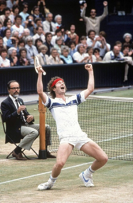 65. John McEnroe: Wimbledon 1981 là một giải đấu kỳ lạ của huyền thoại người Mỹ. Ông bị phạt 1.500 USD và suýt bị loại khỏi giải vì chửi thề trọng tài, đồng thời phát ngôn ra câu nói nổi tiếng “Ông nghiêm túc đấy chứ” mỗi lần trọng tài đưa ra quyết định theo hướng có lợi cho đối thủ. Tuy nhiên McEnroe vẫn lọt tới trận chung kết để đụng độ kình địch Bjorn Borg đến từ Thụy Điển và thắng 3-1 để chấm dứt chuỗi 41 trận thắng liên tiếp của Borg tại Wimbledon. 65. John McEnroe: Wimbledon 1981 là một giải đấu kỳ lạ của huyền thoại người Mỹ. Ông bị phạt 1.500 USD và suýt bị loại khỏi giải vì chửi thề trọng tài, đồng thời phát ngôn ra câu nói nổi tiếng “Ông nghiêm túc đấy chứ” mỗi lần trọng tài đưa ra quyết định theo hướng có lợi cho đối thủ. Tuy nhiên McEnroe vẫn lọt tới trận chung kết để đụng độ kình địch Bjorn Borg đến từ Thụy Điển và thắng 3-1 để chấm dứt chuỗi 41 trận thắng liên tiếp của Borg tại Wimbledon.