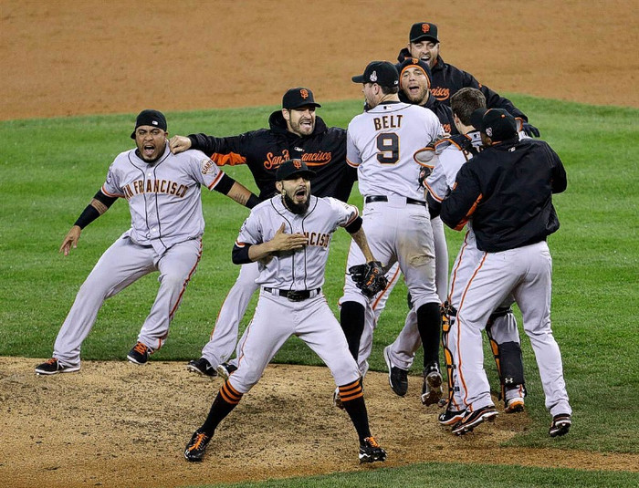 Các cầu thủ San Francisco Giants ăn mừng chiến thắng sau khi vượt qua Detroit với tỷ số 4-3 ở trận thứ 4 của World Series, qua đó đoạt chức vô địch MLB (Major League Baseball – giải bóng chày nhà nghề Hoa Kỳ) lần thứ 2 trong vòng 3 năm.