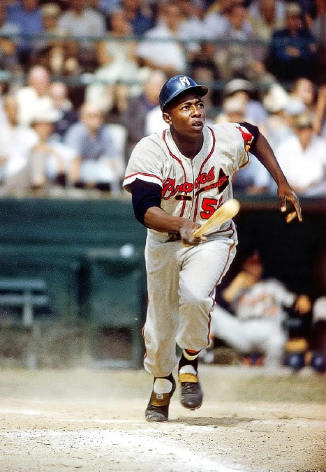 70. Hank Aaron: Câu chuyện nổi tiếng của một cậu bé nhà nghèo. Sinh ra ở bang Alabama, Aaron phải làm việc ngoài đồng từ khi mới 9 tuổi. Ít ai ngờ rằng những ngày tháng phải đi nhặt sợi bông ngoài đồng đã giúp Aaron sở hữu một đôi tay cực khỏe. Đôi tay ấy giúp Aaron trở thành một trong những cầu thủ bóng chày vĩ đại nhất trong lịch sử, phá vỡ kỷ lục home-run của huyền thoại Babe Ruth. Năm 1957, Aaron đoạt danh hiệu MVP (Most Valuable Player) của World Series, trở thành cầu thủ da màu đầu tiên làm được điều này và mở đầu cho trào lưu xuất hiện những VĐV thể thao da màu trong các môn thể thao chuyên nghiệp tại Mỹ. 70. Hank Aaron: Câu chuyện nổi tiếng của một cậu bé nhà nghèo. Sinh ra ở bang Alabama, Aaron phải làm việc ngoài đồng từ khi mới 9 tuổi. Ít ai ngờ rằng những ngày tháng phải đi nhặt sợi bông ngoài đồng đã giúp Aaron sở hữu một đôi tay cực khỏe. Đôi tay ấy giúp Aaron trở thành một trong những cầu thủ bóng chày vĩ đại nhất trong lịch sử, phá vỡ kỷ lục home-run của huyền thoại Babe Ruth. Năm 1957, Aaron đoạt danh hiệu MVP (Most Valuable Player) của World Series, trở thành cầu thủ da màu đầu tiên làm được điều này và mở đầu cho trào lưu xuất hiện những VĐV thể thao da màu trong các môn thể thao chuyên nghiệp tại Mỹ.