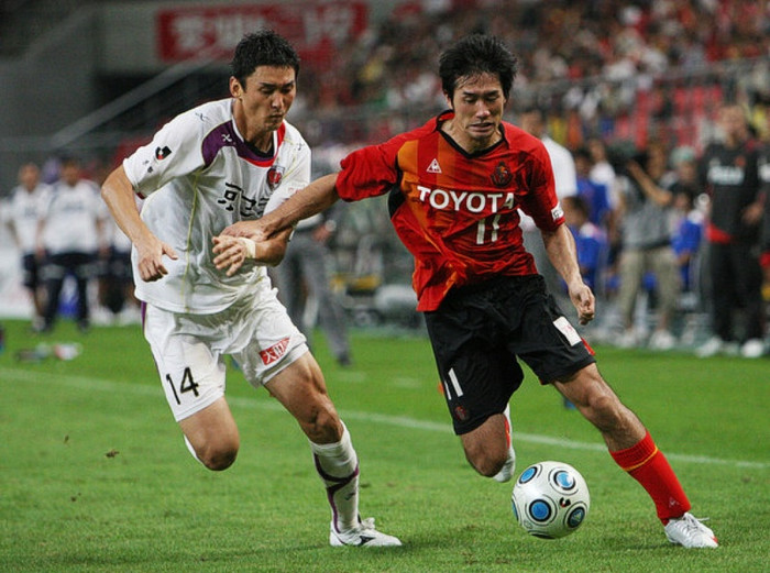 4) Vì chơi xấu: Đây là điều sẽ thấy được ở bóng đá Nhật Bản, bởi các CĐV Nhật luôn dành sự tôn trọng nhất định cho đối thủ và họ chỉ quay lưng với đội nhà một khi dùng thủ đoạn để chiến thắng. Trường hợp này hiếm khi xảy ra ở nhiều nơi trên thế giới, và cũng chưa có một tư liệu cụ thể nào ghi lại những sự kiện như thế. 4) Vì chơi xấu: Đây là điều sẽ thấy được ở bóng đá Nhật Bản, bởi các CĐV Nhật luôn dành sự tôn trọng nhất định cho đối thủ và họ chỉ quay lưng với đội nhà một khi dùng thủ đoạn để chiến thắng. Trường hợp này hiếm khi xảy ra ở nhiều nơi trên thế giới, và cũng chưa có một tư liệu cụ thể nào ghi lại những sự kiện như thế.