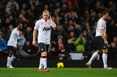 3. Paul Scholes không thể luôn luôn đá chính: Paul Lambert có thể đã có một trận đấu hoàn hảo nếu chiến thuật của ông không bị phá hỏng bởi Javier Hernandez. Một trong những trọng tâm của Lambert là yêu cầu các học trò đánh thẳng vào vị trí của Paul Scholes (Lambert biết rõ Scholes vì quen biết anh qua Roy Keane). Chiến thuật đó phát huy tác dụng rất lớn bởi Ireland, Westwood và Weimann đều sung sức và nhanh hơn Scholes trong rất nhiều tình huống (Scholes chỉ 2 lần cướp được bóng từ một trong 3 người này). Scholes không nên ra sân thường xuyên vì anh dễ trở thành vị trí bị khai thác của đối thủ, nhất là đối thủ trẻ hơn. 3. Paul Scholes không thể luôn luôn đá chính: Paul Lambert có thể đã có một trận đấu hoàn hảo nếu chiến thuật của ông không bị phá hỏng bởi Javier Hernandez. Một trong những trọng tâm của Lambert là yêu cầu các học trò đánh thẳng vào vị trí của Paul Scholes (Lambert biết rõ Scholes vì quen biết anh qua Roy Keane). Chiến thuật đó phát huy tác dụng rất lớn bởi Ireland, Westwood và Weimann đều sung sức và nhanh hơn Scholes trong rất nhiều tình huống (Scholes chỉ 2 lần cướp được bóng từ một trong 3 người này). Scholes không nên ra sân thường xuyên vì anh dễ trở thành vị trí bị khai thác của đối thủ, nhất là đối thủ trẻ hơn.