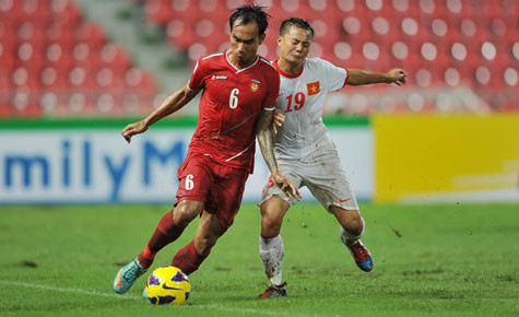 Trời mưa cộng thêm lối chơi khá chậm rãi và thiếu không gian hoạt động khiến ĐTVN không thể áp đảo Myanmar Trời mưa cộng thêm lối chơi khá chậm rãi và thiếu không gian hoạt động khiến ĐTVN không thể áp đảo Myanmar