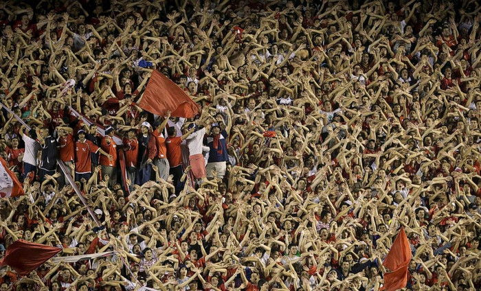 Các CĐV Independiente cổ vũ cho đội nhà trong trận đấu với Universidad Catolica ở giải Copa Sudamericana. Hai đội hòa 2-2. Các CĐV Independiente cổ vũ cho đội nhà trong trận đấu với Universidad Catolica ở giải Copa Sudamericana. Hai đội hòa 2-2.