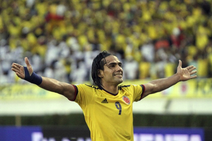 Theo tin từ Goal.com, Chelsea đang tiến rất gần tới việc sở hữu chân sút Radamel Falcao của Atletico Madrid sau một cuộc gặp không chính thức. Theo nguồn tin này, phía Chelsea đã sẵn sàng về mặt tài chính để sở hữu cỗ máy làm bàn đến từ Colombia, và họ thậm chí còn nói rằng họ sẽ trả đúng số tiền ghi trong điều khoản phá hợp đồng của Falcao với Atletico. Theo tin từ Goal.com, Chelsea đang tiến rất gần tới việc sở hữu chân sút Radamel Falcao của Atletico Madrid sau một cuộc gặp không chính thức. Theo nguồn tin này, phía Chelsea đã sẵn sàng về mặt tài chính để sở hữu cỗ máy làm bàn đến từ Colombia, và họ thậm chí còn nói rằng họ sẽ trả đúng số tiền ghi trong điều khoản phá hợp đồng của Falcao với Atletico.