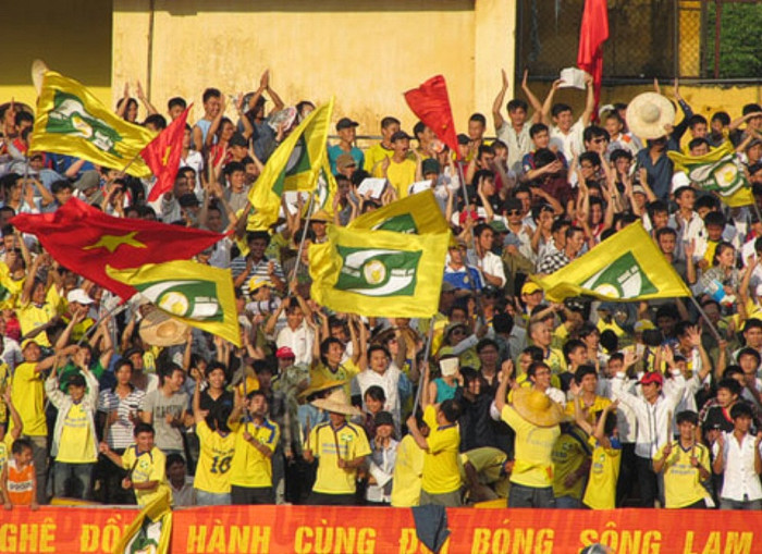 Điều cuối cùng mà tôi muốn nói, đó là việc chỉ trích, chửi bới, lăng mạ đội nhà vì bất cứ lý do nào cũng là không nên, không phải bởi vì nó không chính đáng, mà bởi chúng ta có thể sẽ nhận được những hệ quả không đáng có từ những hành động ấy. Các cầu thủ, huấn luyện viên, hay thậm chí trọng tài, xét cho cùng cũng là những con người bình thường như chúng ta, họ cũng là người giống như bạn bè, người thân hay con cái chúng ta. Liệu chúng ta có văng tục trước mặt con cái chúng ta không? Nếu có, chúng ta không đáng làm phụ huynh. Điều cuối cùng mà tôi muốn nói, đó là việc chỉ trích, chửi bới, lăng mạ đội nhà vì bất cứ lý do nào cũng là không nên, không phải bởi vì nó không chính đáng, mà bởi chúng ta có thể sẽ nhận được những hệ quả không đáng có từ những hành động ấy. Các cầu thủ, huấn luyện viên, hay thậm chí trọng tài, xét cho cùng cũng là những con người bình thường như chúng ta, họ cũng là người giống như bạn bè, người thân hay con cái chúng ta. Liệu chúng ta có văng tục trước mặt con cái chúng ta không? Nếu có, chúng ta không đáng làm phụ huynh.