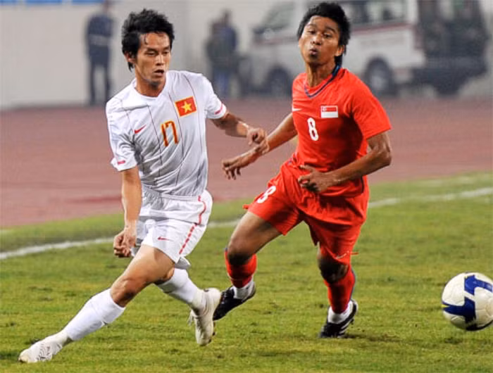 Lý do để lựa chọn như vậy là bởi: 1) Nền bóng đá Việt Nam chỉ đứng ở mức trung bình so với thế giới và không có tài năng nào đạt đến đẳng cấp quốc tế; 2) Việt Nam không sở hữu một bản sắc bóng đá cụ thể nào, và lối chơi của chúng ta biến đổi theo mỗi giai đoạn (tương ứng với mỗi đời huấn luyện viên). Để bù trừ cho 2 điểm yếu đó, ĐTVN cần có một sự ăn ý trong thi đấu trên sân để khắc phục, tức các cầu thủ cần phải tương tác tốt với nhau. Lý do để lựa chọn như vậy là bởi: 1) Nền bóng đá Việt Nam chỉ đứng ở mức trung bình so với thế giới và không có tài năng nào đạt đến đẳng cấp quốc tế; 2) Việt Nam không sở hữu một bản sắc bóng đá cụ thể nào, và lối chơi của chúng ta biến đổi theo mỗi giai đoạn (tương ứng với mỗi đời huấn luyện viên). Để bù trừ cho 2 điểm yếu đó, ĐTVN cần có một sự ăn ý trong thi đấu trên sân để khắc phục, tức các cầu thủ cần phải tương tác tốt với nhau.