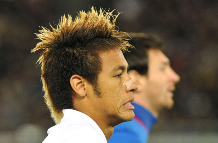 Tiền đạo được đánh giá là truyền nhân của Pele này cũng giành lời khen ngợi Lionel Messi và Cristiano Ronaldo. “Tôi muốn được chơi bóng với cả hai. Sự nghiệp của Messi là một ví dụ để tôi noi theo. Không có từ nào có thể miêu tả được cách anh ấy chơi bóng. Tôi chỉ mong Messi sẽ tiếp tục làm những điều kỳ diệu với trái bóng như anh ấy đã làm kể từ trước tới giờ”. Tiền đạo được đánh giá là truyền nhân của Pele này cũng giành lời khen ngợi Lionel Messi và Cristiano Ronaldo. “Tôi muốn được chơi bóng với cả hai. Sự nghiệp của Messi là một ví dụ để tôi noi theo. Không có từ nào có thể miêu tả được cách anh ấy chơi bóng. Tôi chỉ mong Messi sẽ tiếp tục làm những điều kỳ diệu với trái bóng như anh ấy đã làm kể từ trước tới giờ”.