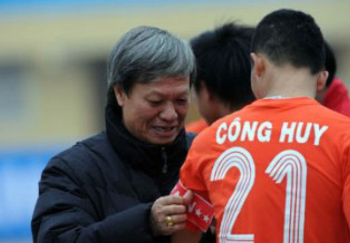 1) Vì đội nhà thất bại: Trường hợp chung nhất, phổ biến nhất. Thắng thì được ca ngợi, thua thì bị chỉ trích, các đội bóng đều sẽ phải chịu cảnh đó vì họ ra sân chơi bóng phục vụ khán giả, những người trả tiền vé vào sân hay bỏ thời gian để ngồi trước màn hình vô tuyến. HLV Lê Thụy Hải và cả đội Thanh Hóa bị khán giả nhà chửi mắng vì thua Sông Lam Nghệ An cách đây 17 tháng, trận đấu mà Thanh Hóa đá trên sân nhà và đã dẫn trước sau hiệp 1 nhưng thủ môn Hoàng Dương bắt đầu bắt bóng lập bập mà vẫn không bị thay ra. Khi tỷ số là 3-2 cho SLNA, nhiều khán giả chuyển sang cổ vũ cho đội khách, ném chai nước xuống sân và dùng những từ ngữ tục tĩu nhất cho tất cả các cầu thủ Thanh Hóa lẫn ông Hải “lơ”, gọi họ là những kẻ bán độ. 1) Vì đội nhà thất bại: Trường hợp chung nhất, phổ biến nhất. Thắng thì được ca ngợi, thua thì bị chỉ trích, các đội bóng đều sẽ phải chịu cảnh đó vì họ ra sân chơi bóng phục vụ khán giả, những người trả tiền vé vào sân hay bỏ thời gian để ngồi trước màn hình vô tuyến. HLV Lê Thụy Hải và cả đội Thanh Hóa bị khán giả nhà chửi mắng vì thua Sông Lam Nghệ An cách đây 17 tháng, trận đấu mà Thanh Hóa đá trên sân nhà và đã dẫn trước sau hiệp 1 nhưng thủ môn Hoàng Dương bắt đầu bắt bóng lập bập mà vẫn không bị thay ra. Khi tỷ số là 3-2 cho SLNA, nhiều khán giả chuyển sang cổ vũ cho đội khách, ném chai nước xuống sân và dùng những từ ngữ tục tĩu nhất cho tất cả các cầu thủ Thanh Hóa lẫn ông Hải “lơ”, gọi họ là những kẻ bán độ.