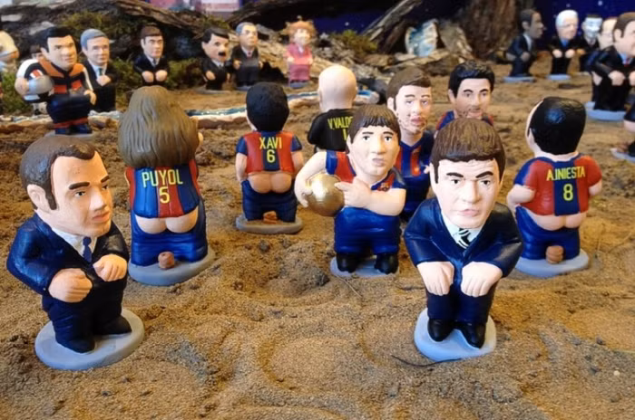 Caganer là một phần của văn hóa xứ Catalan. Mỗi caganer là một bức tượng sáp nhỏ thể hiện một con người nào đó, nhưng luôn ở trạng thái… mông trần và đang "thải" (!). Và vì lẽ đó, các cầu thủ, HLV bóng đá lẫn ngôi sao thể thao cũng được lấy làm mẫu để sáng tạo ra các caganer, đặc biệt là trong mùa mua sắm Giáng Sinh tới. Dưới đây là bộ sưu tập các caganer theo mẫu của các danh thủ bóng đá lẫn ngôi sao thể thao. Caganer là một phần của văn hóa xứ Catalan. Mỗi caganer là một bức tượng sáp nhỏ thể hiện một con người nào đó, nhưng luôn ở trạng thái… mông trần và đang "thải" (!). Và vì lẽ đó, các cầu thủ, HLV bóng đá lẫn ngôi sao thể thao cũng được lấy làm mẫu để sáng tạo ra các caganer, đặc biệt là trong mùa mua sắm Giáng Sinh tới. Dưới đây là bộ sưu tập các caganer theo mẫu của các danh thủ bóng đá lẫn ngôi sao thể thao.