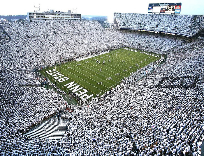 68. Penn State: Trận bóng bầu dục diễn ra tại sân vận động Notre Dame của trường Đại học Pennsylvania giữa Miami Hurricanes và Oklahoma Sooners của giải NCAA ngày 8/9/2007 lập kỷ lục số khán giả đông nhất trong lịch sử NCAA với 108.207 khán giả theo dõi. 68. Penn State: Trận bóng bầu dục diễn ra tại sân vận động Notre Dame của trường Đại học Pennsylvania giữa Miami Hurricanes và Oklahoma Sooners của giải NCAA ngày 8/9/2007 lập kỷ lục số khán giả đông nhất trong lịch sử NCAA với 108.207 khán giả theo dõi.