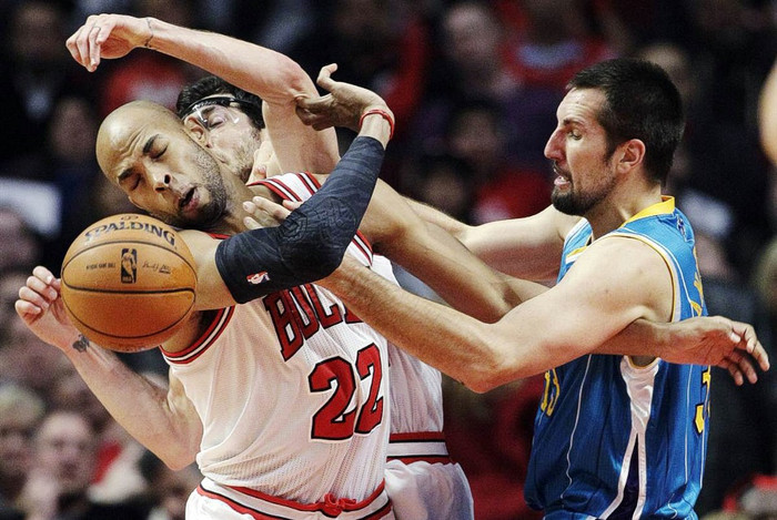 Taj Gibson (trái) của Chicago Bulls giành bóng với Ryan Anderson của New Orlean Hornets trong lúc Kirk Hinrich (đằng sau) bị cùi chỏ đánh trúng vào mặt. Hornets đánh bại Bulls 89-82 để thắng trận đầu tiên của mùa giải NBA 2012/13 sau 2 trận thua. Taj Gibson (trái) của Chicago Bulls giành bóng với Ryan Anderson của New Orlean Hornets trong lúc Kirk Hinrich (đằng sau) bị cùi chỏ đánh trúng vào mặt. Hornets đánh bại Bulls 89-82 để thắng trận đầu tiên của mùa giải NBA 2012/13 sau 2 trận thua.
