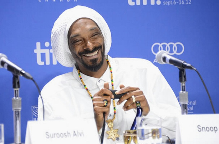 Tờ Scottish Daily Record đưa tin Snoop Dogg, một danh ca của thể loại gangsta rap và là một ngôi sao cỡ bự trong làng giải trí Hollywood, muốn được sở hữu cổ phần của CLB Celtic. Nguyên nhân được giải thích là bởi Snoop Dogg rất ấn tượng với Celtic sau chiến thắng của họ trước Barcelona tại Champions League. Tờ Scottish Daily Record đưa tin Snoop Dogg, một danh ca của thể loại gangsta rap và là một ngôi sao cỡ bự trong làng giải trí Hollywood, muốn được sở hữu cổ phần của CLB Celtic. Nguyên nhân được giải thích là bởi Snoop Dogg rất ấn tượng với Celtic sau chiến thắng của họ trước Barcelona tại Champions League.