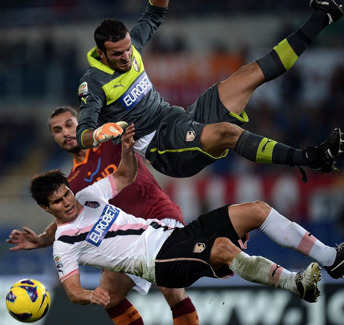 Thủ môn Samir Ujkani và hậu vệ Ezequiel Munoz của Palermo cùng lao vào tranh bóng với tiền đạo Pablo Osvaldo của AS Roma (đằng sau). Thủ môn Samir Ujkani và hậu vệ Ezequiel Munoz của Palermo cùng lao vào tranh bóng với tiền đạo Pablo Osvaldo của AS Roma (đằng sau).