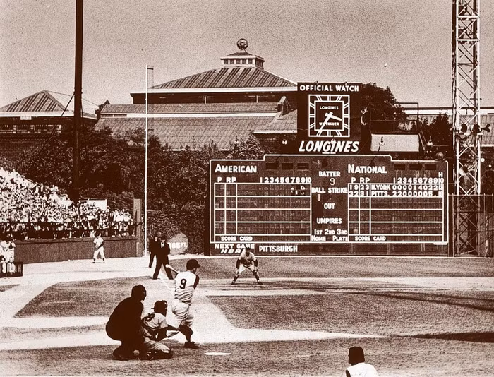 63. Bill Mazeroski: Pittsburgh Pirates của Bill Mazeroski đụng độ ông lớn New York Yankees tại World Series 1960. Loạt trận bước vào Game 7 quyết định và tỷ số cân bằng 9-9 ở hiệp 9 của trận đấu với chỉ một lượt đánh còn lại cho Pirates trong khi trên sân họ không còn cầu thủ nào đứng base. Mazeroski thực hiện một cú home-run đầy kịch tính khi đánh trúng cú ném của tay ném Ralph Terry và bóng đi vọt sang bên trái sân trước khi rơi xuống khán đài. Pirates chiến thắng sát nút 10-9 và đoạt chức vô địch thứ 3 trong lịch sử. 63. Bill Mazeroski: Pittsburgh Pirates của Bill Mazeroski đụng độ ông lớn New York Yankees tại World Series 1960. Loạt trận bước vào Game 7 quyết định và tỷ số cân bằng 9-9 ở hiệp 9 của trận đấu với chỉ một lượt đánh còn lại cho Pirates trong khi trên sân họ không còn cầu thủ nào đứng base. Mazeroski thực hiện một cú home-run đầy kịch tính khi đánh trúng cú ném của tay ném Ralph Terry và bóng đi vọt sang bên trái sân trước khi rơi xuống khán đài. Pirates chiến thắng sát nút 10-9 và đoạt chức vô địch thứ 3 trong lịch sử.