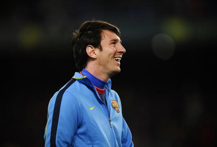 Hiện tại HLV Tito Vilanova đã cho biết dù Messi không tập để đón con trai đầu lòng, anh vẫn sẽ có mặt trong trận đấu trước Celta Vigo vào đêm nay. “Theo kỷ luật nội bộ thì cậu ấy vẫn sẽ thi đấu. Việc không tập một ngày không có gì đáng kể”. Hiện tại HLV Tito Vilanova đã cho biết dù Messi không tập để đón con trai đầu lòng, anh vẫn sẽ có mặt trong trận đấu trước Celta Vigo vào đêm nay. “Theo kỷ luật nội bộ thì cậu ấy vẫn sẽ thi đấu. Việc không tập một ngày không có gì đáng kể”.