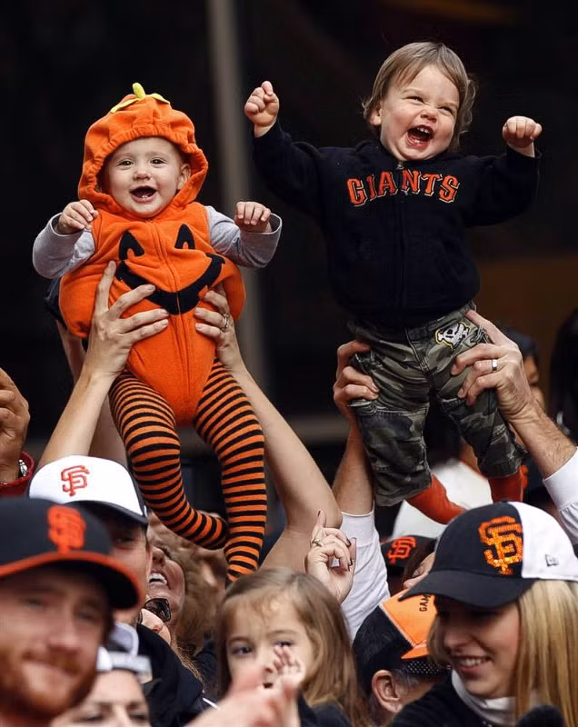 Các CĐV nhí trong buổi diễu hành chức vô địch World Series tại thành phố San Francisco. San Francisco Giants lần thứ 2 vô địch MLB trong vòng 3 năm.