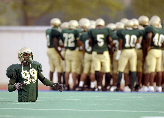 90. Bobby Martin: Sinh ra không có chân, Bobby Martin tốt nghiệp trường trung học Colonel White và là cầu thủ bóng bầu dục của trường. Anh dùng tay để chạy khi còn thi đấu. Ngày 24/9/2005 trong một trận đấu với đội trường Mount Healthy, Martin bị đuổi khỏi sân trong giờ nghỉ giải lao vì trọng tài cho rằng anh phạm luật khi không đeo ống quyển và giày. Quyết định đó bị phản bác và Martin được cho phép thi đấu trở lại. Martin cuối mùa còn được lựa chọn là Homecoming King của đội bóng bầu dục (giải thưởng cho Cầu thủ tiêu biểu là học sinh năm cuối của trường). Hiện Martin đang học chuyên ngành marketing ở đại học Central State.