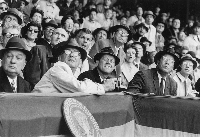 61. Kennedy & Johnson: Bức ảnh chụp Tổng thống đương nhiệm John Kennedy và phó Tổng thống Lyndon Johnson tại ngày khai mạc của mùa giải bóng chày, 10/4/1961. Sự kiện đánh dấu lần đầu tiên cả Tổng thống và phó Tổng thống cùng có mặt trong ngày khai mạc mùa giải. 61. Kennedy & Johnson: Bức ảnh chụp Tổng thống đương nhiệm John Kennedy và phó Tổng thống Lyndon Johnson tại ngày khai mạc của mùa giải bóng chày, 10/4/1961. Sự kiện đánh dấu lần đầu tiên cả Tổng thống và phó Tổng thống cùng có mặt trong ngày khai mạc mùa giải.